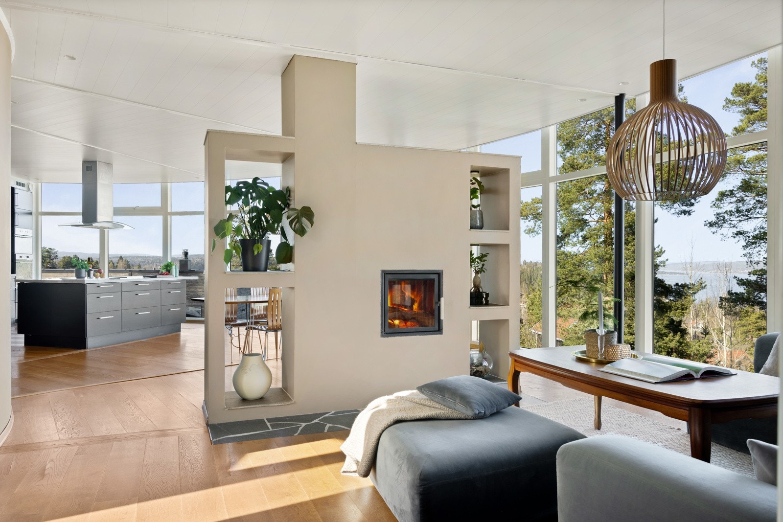 I stuen er det god plass til sofa og tilhørende møblement Galleribilde