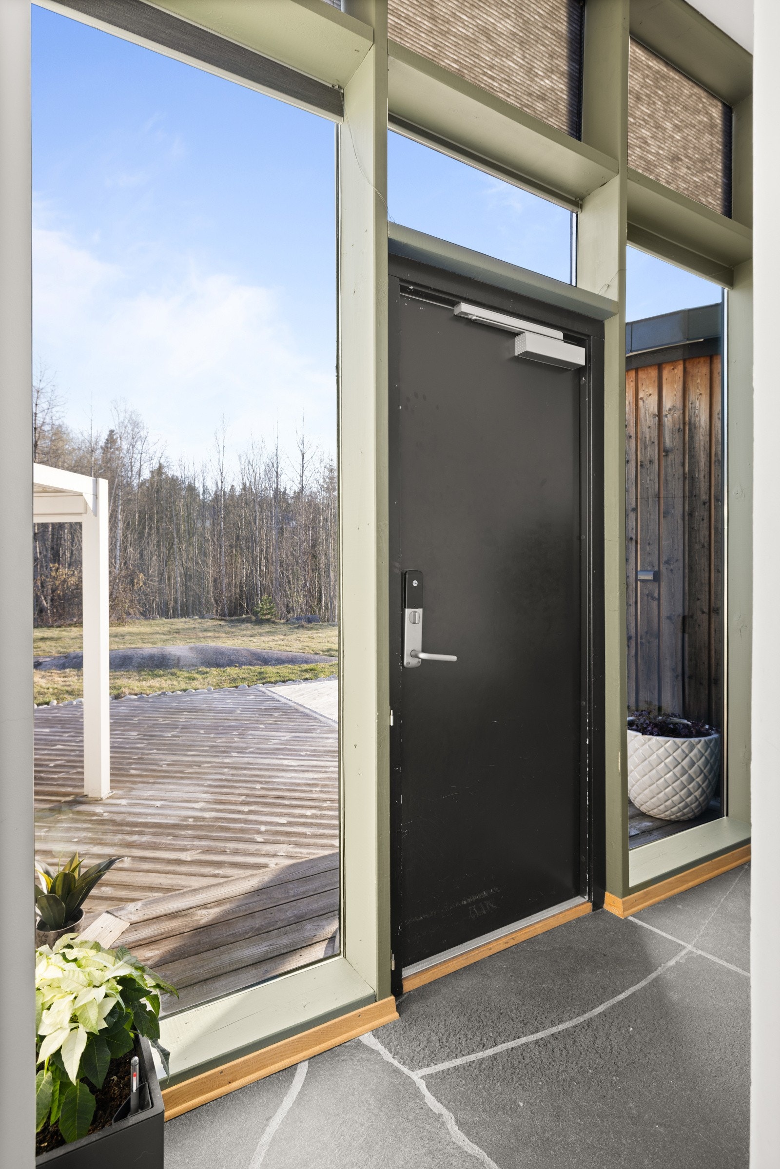 Det er mulig å komme seg ned til underetasjen gjennom huset, eller via egen inngang Galleribilde