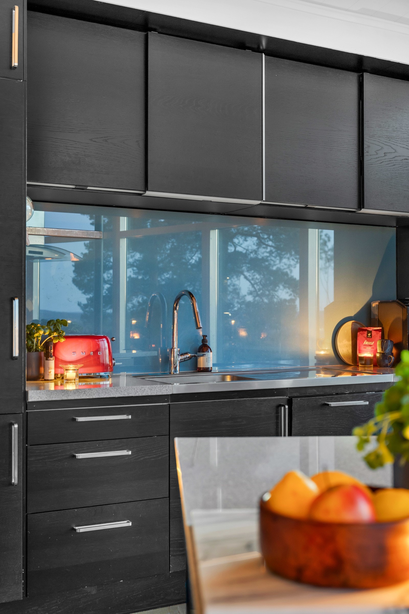 Et stilrent og praktisk kjøkken som passer perfekt for både matlaging og sosialt samvær Galleribilde