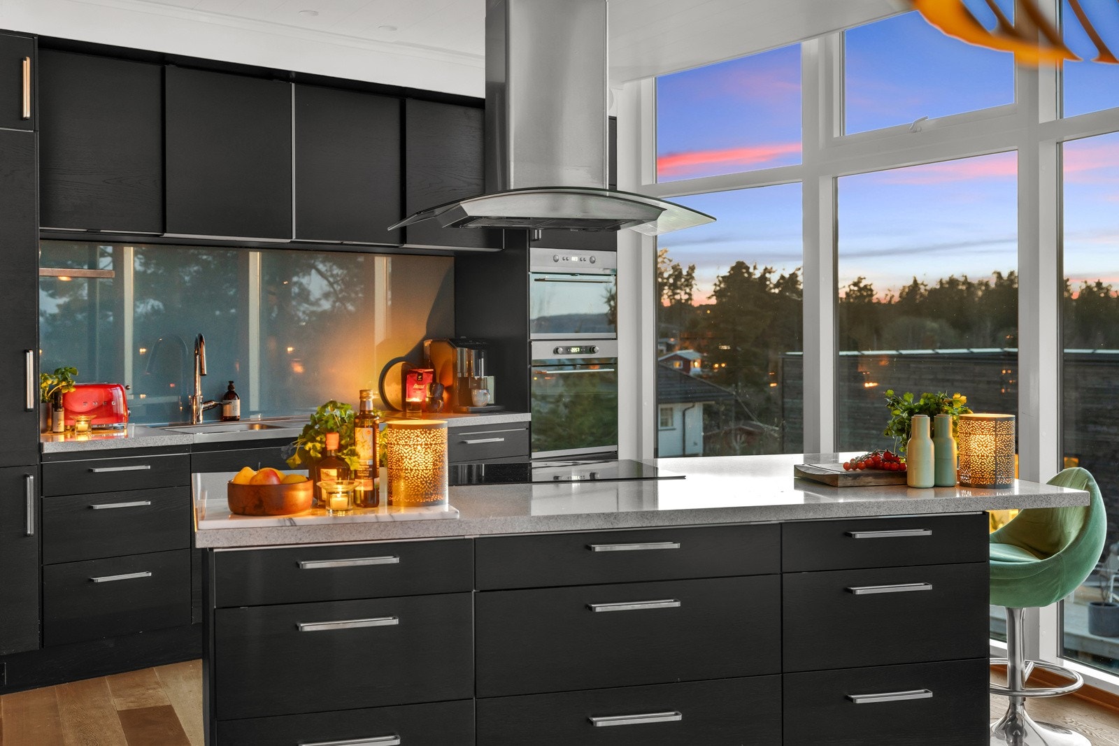 Kjøkkenet har integrerte hvitevarer og en praktisk, frittstående kjøkkenøy med nedfelt platetopp Galleribilde