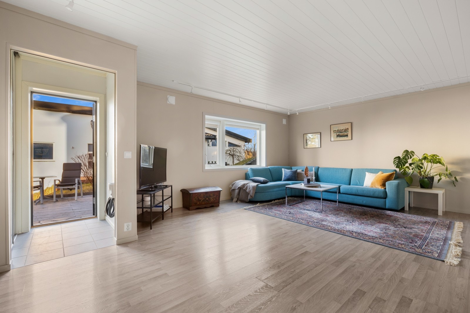 Stuen er av god størrelse, og har god plass til spisebord og sofagruppe Galleribilde