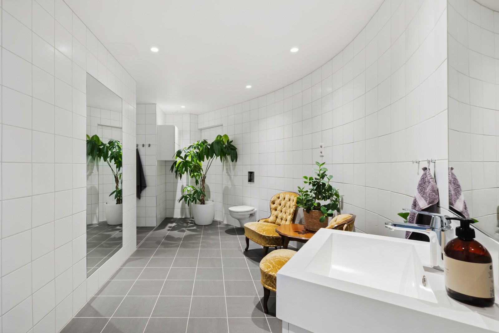 Stort bad i underetasjen Galleribilde