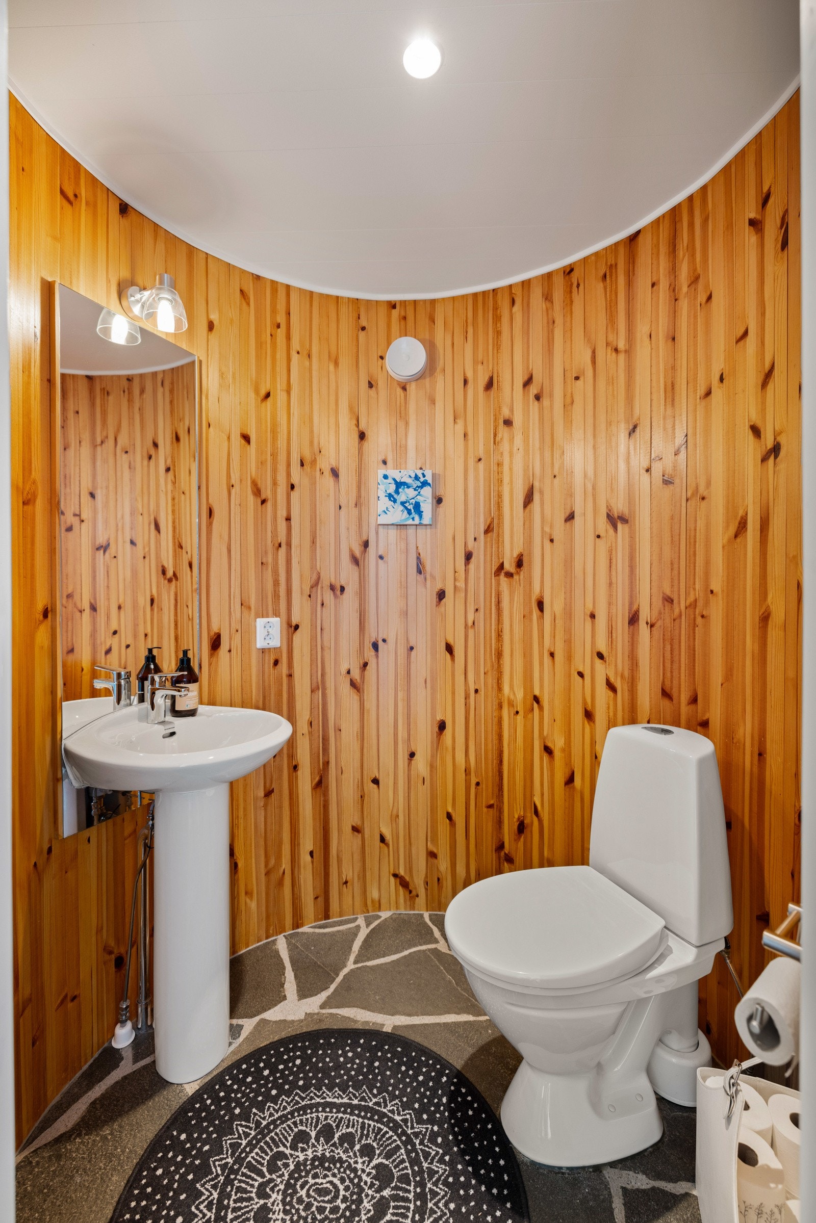 Kult WC i gangen. Det er også skiferfliser på dette rommet Galleribilde