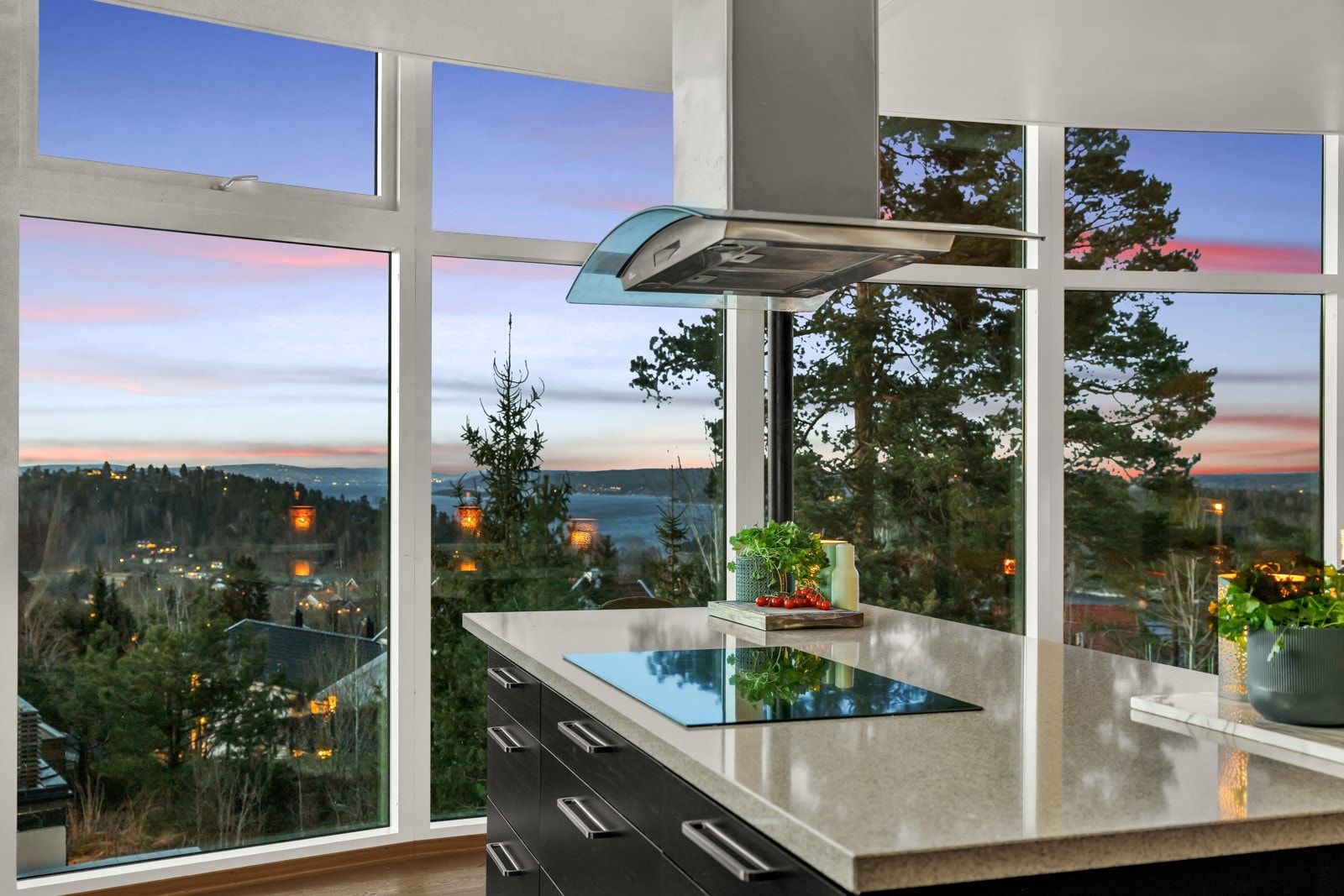 Gjennom de store vinduene får du både morgensol og kveldsol på kjøkkenet Galleribilde