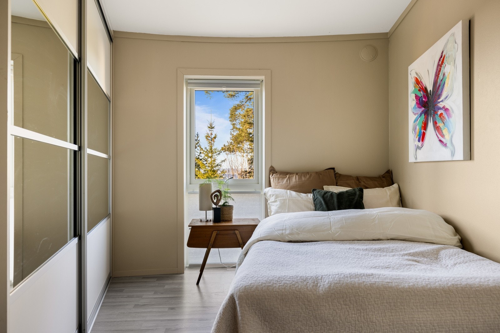 Begger rommene har gode muligheter for dobbeltseng og garderobeskap Galleribilde