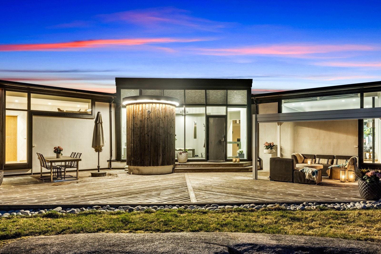 Totalt har boligen 80 kvm med terrasse- og balkongareal Galleribilde