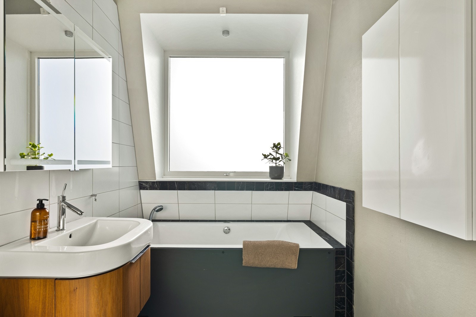 Badet i første etasje har både badekar og dusj Galleribilde