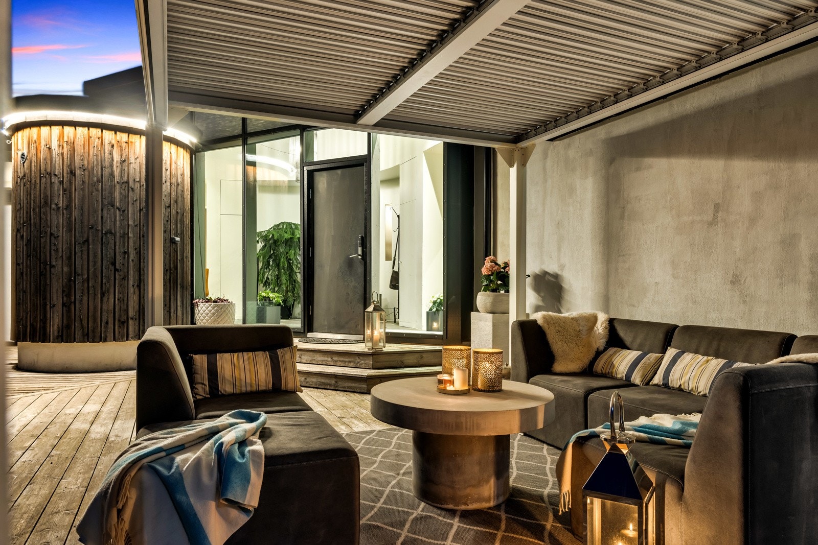 Flott uteplass med sen kveldssol. Her sitter man helt skjermet. Galleribilde