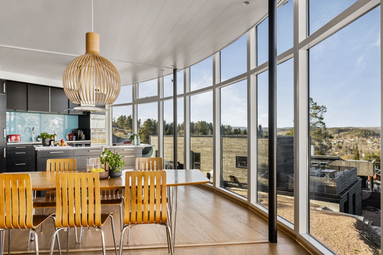 Spiseplassen er plassert mellom kjøkkenet og stuen Galleribilde