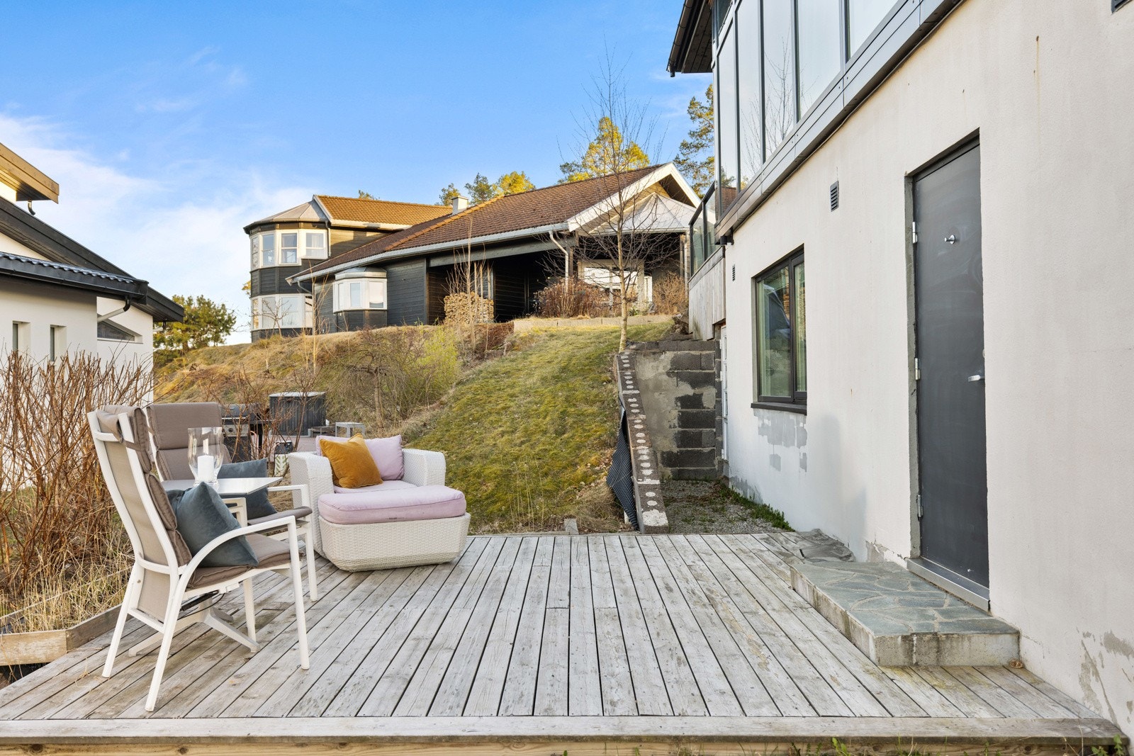 Hyggelig uteplass utenfor hybelen Galleribilde