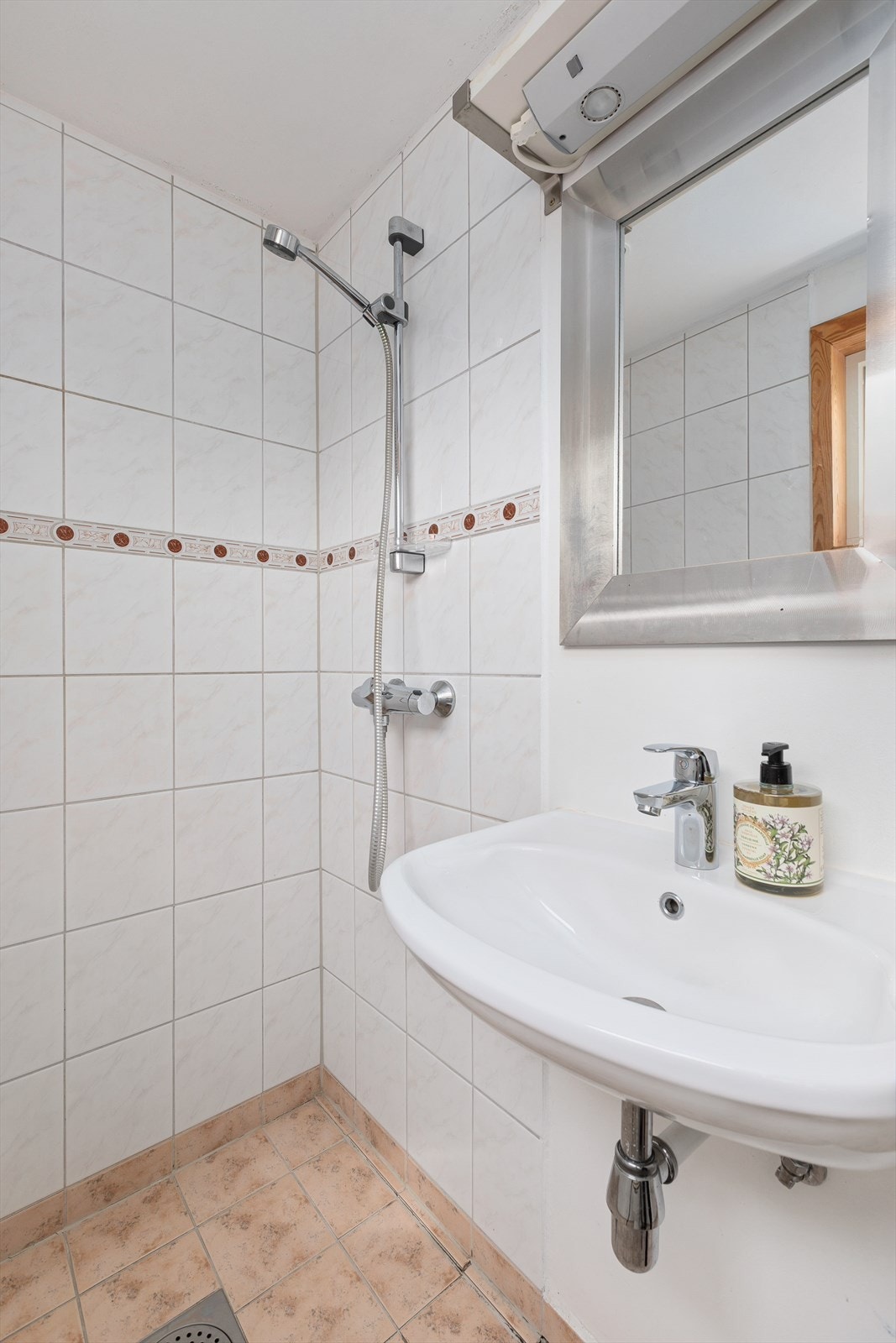 Badet har fliser på gulv og en kombinasjon av flis og malt overflate på veggene. I himlingen er det malt overflate med innfelte downlights. Det er elektrisk gulvvarme (ikke godkjent for varig opphold). Galleribilde