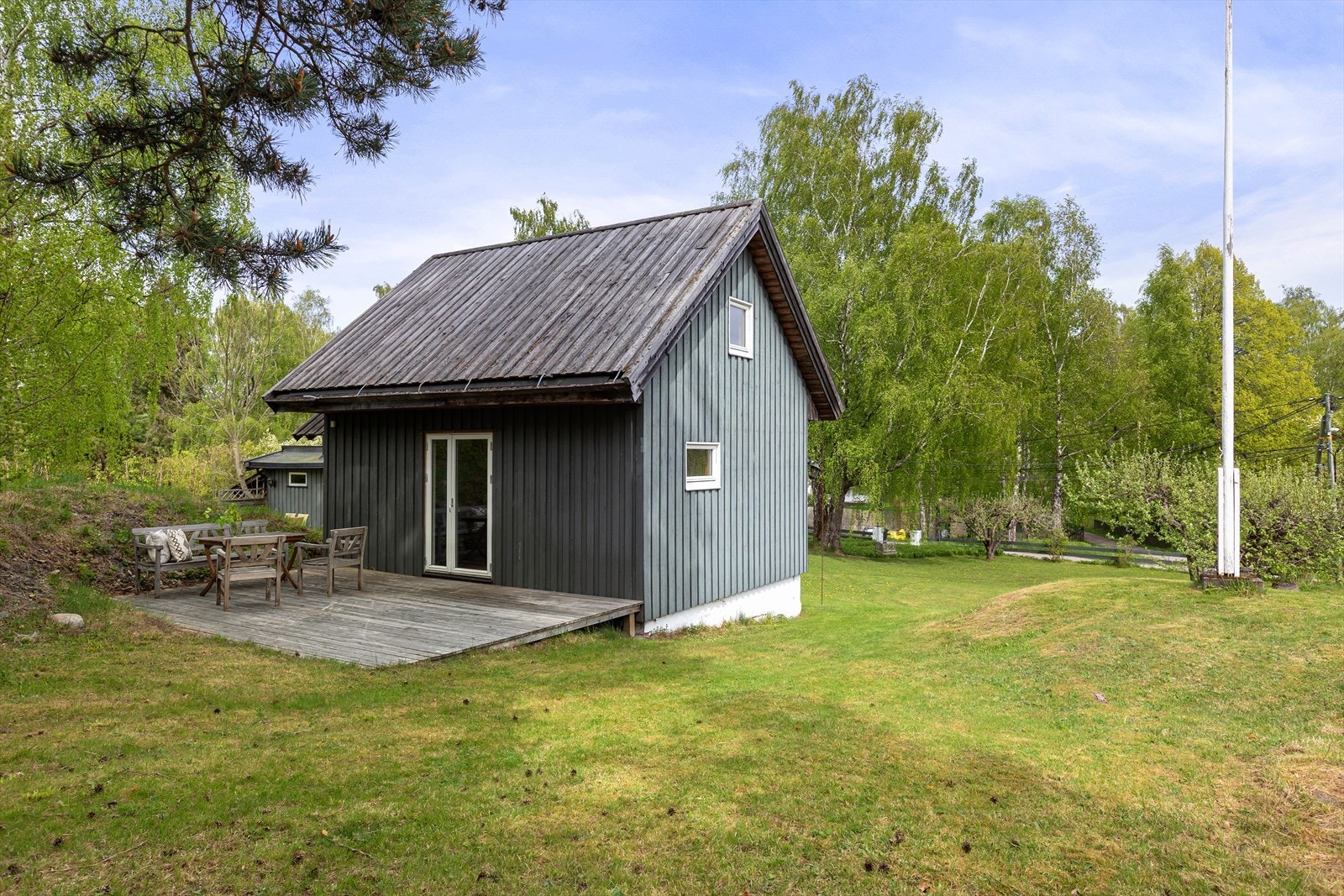 I hagen er det et anneks med følgende planløsning; Entré/gang, kjøkken, bad, soverom, stue, samt hems (ikke godkjent for varig opphold). Galleribilde