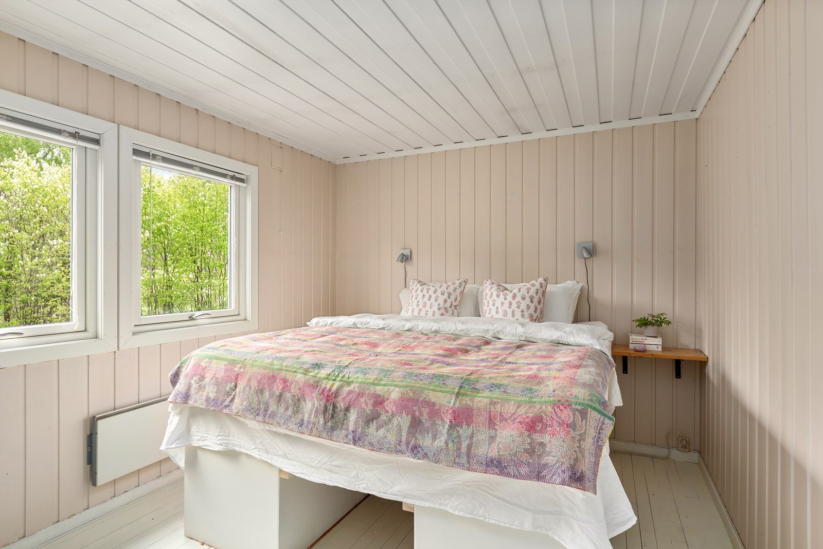 Hytta har to soverom som begge fremstår lyse og innbydende. Rommene har tregulv, malt panel på veggene og malt panel i himling - noe som gir en lun og helhetlig stil. Galleribilde