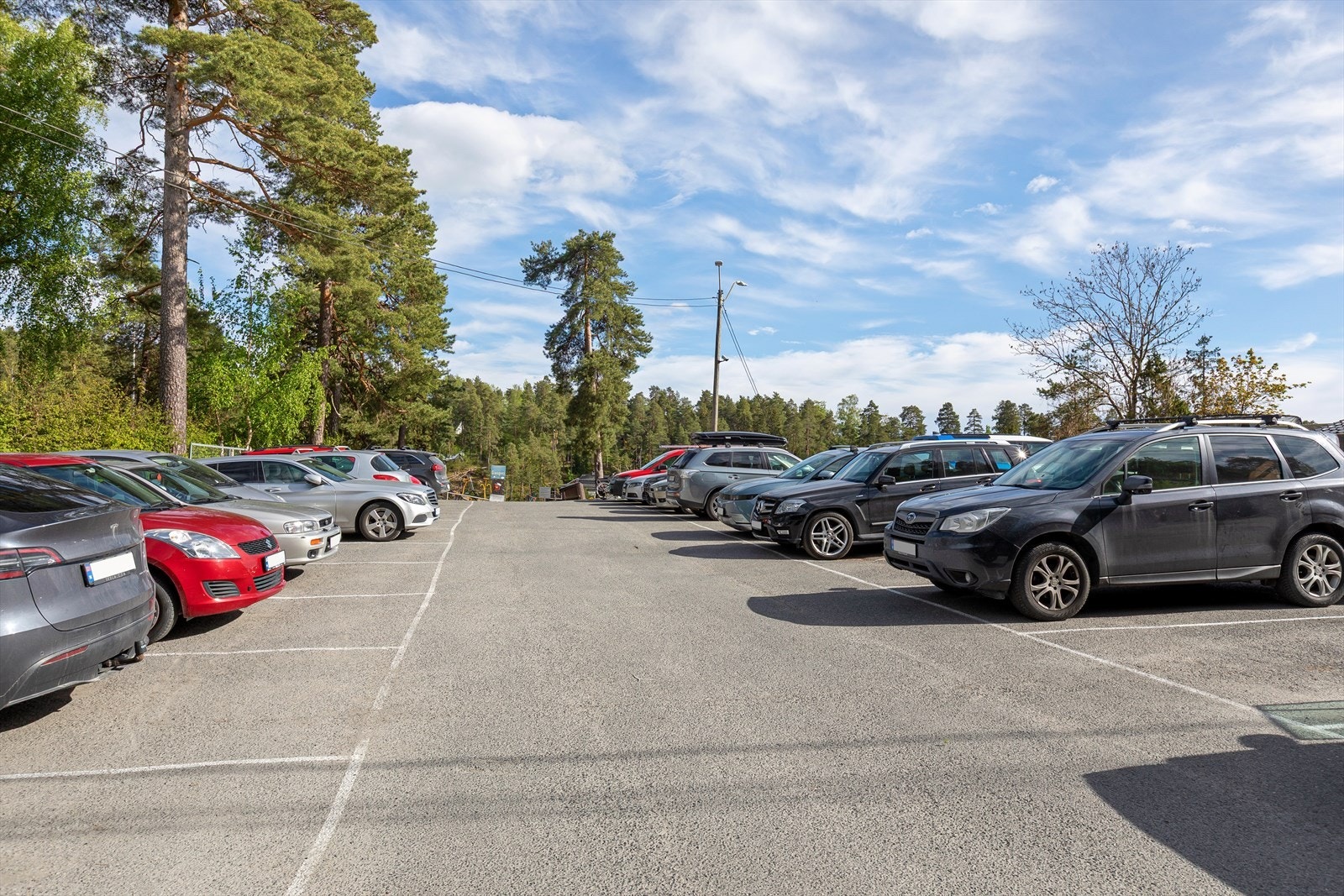 Parkeringsmuligheter på Nesøya både for eiere og gjester. Se detaljert informasjon om de ulike parkeringsplassene i salgsoppgaven. Galleribilde