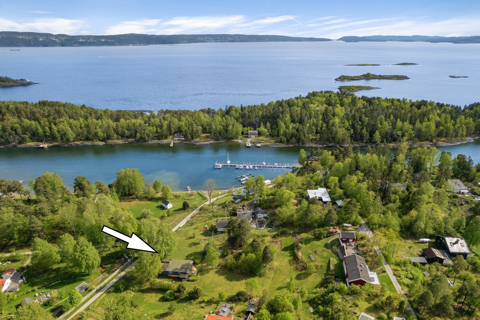 Idyllisk fritidseiendom på Brønnøya - stor tomt, båtplass i et bilfritt øyparadis med sjø og turstier. Garasje på Nesøya Galleribilde