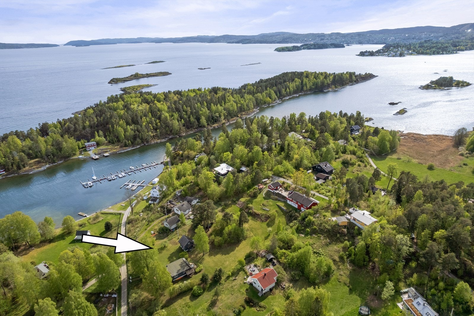 Selger forteller at det en gang i måneden er pub på det lokale felleshuset. Det arrangeres i tillegg konserter. En gang i uken er det fotball på den lokale fotballbanen. Galleribilde