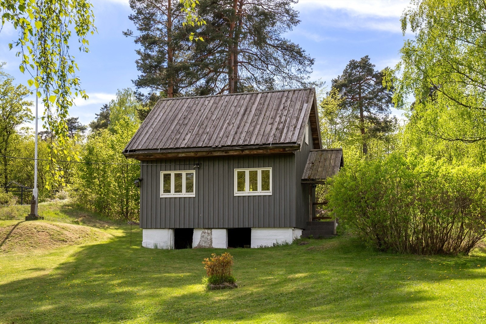 Det er innlagt offentlig vann og kloakk til både hytte og anneks. Galleribilde