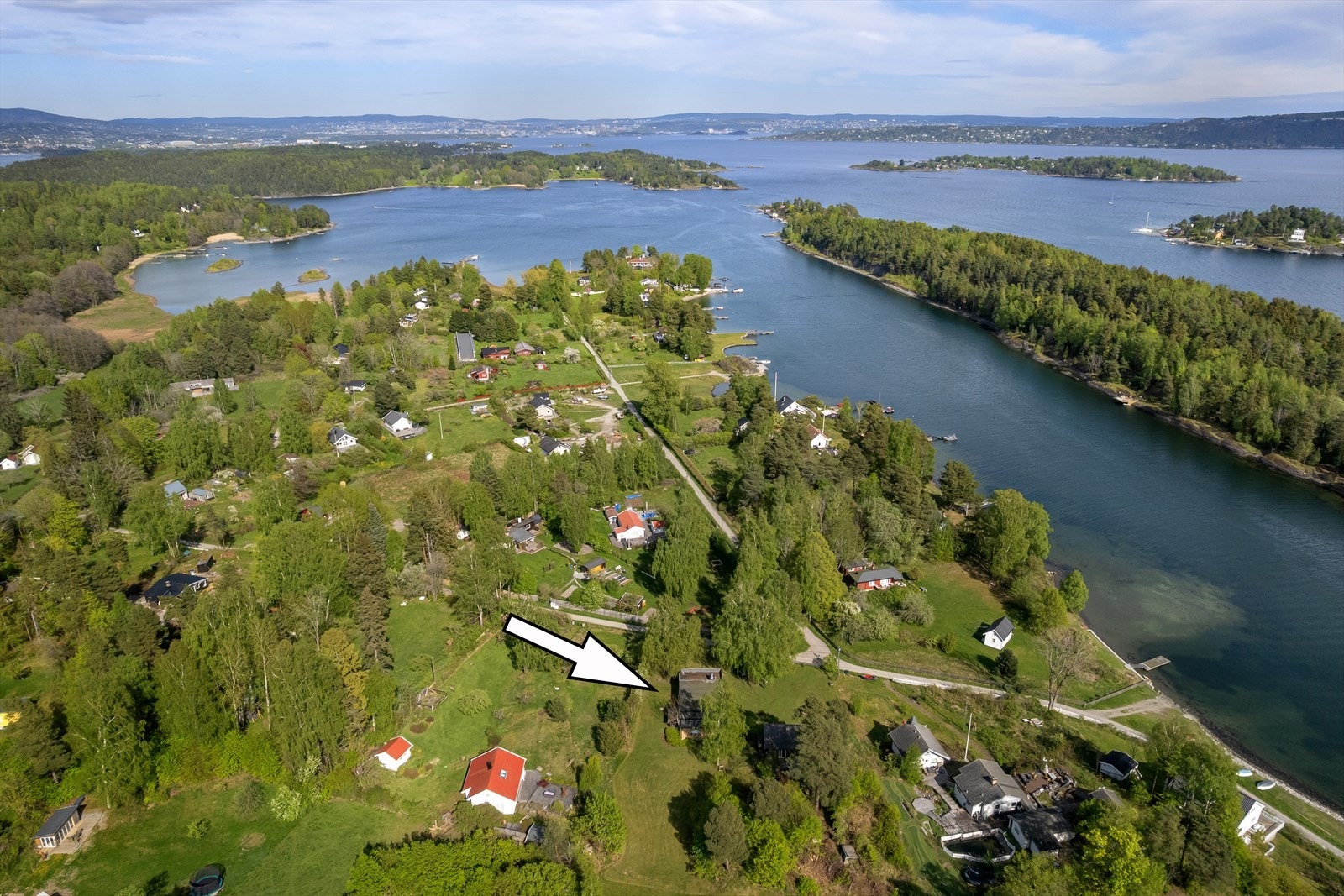 Det er kort vei til flere idylliske badeplasser og brygger, og øya byr på flotte turmuligheter hele året. Det er rundt 200 meter til fergekai. Galleribilde