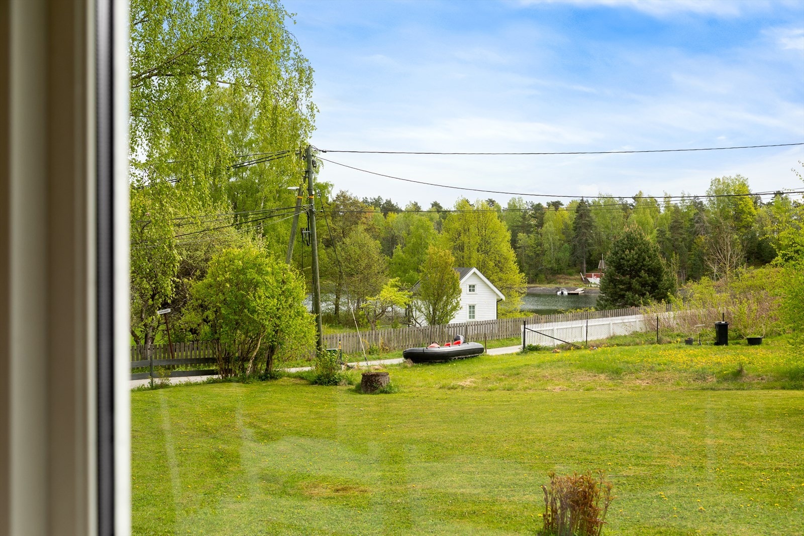 Store vindusflater slipper inn rikelig med dagslys og gir flott utsyn mot grøntarealer og fjorden - en perfekt ramme rundt måltidene. Galleribilde