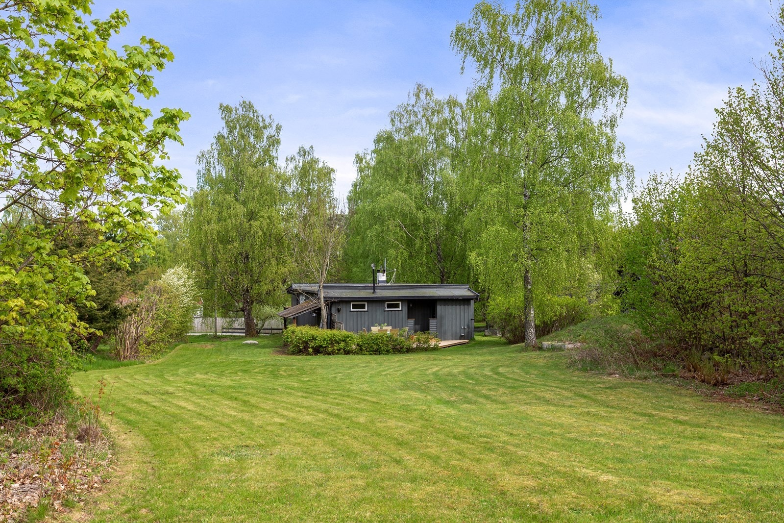 Hagen er perfekt for både lek og trampoline, eller store hageselskaper. Galleribilde