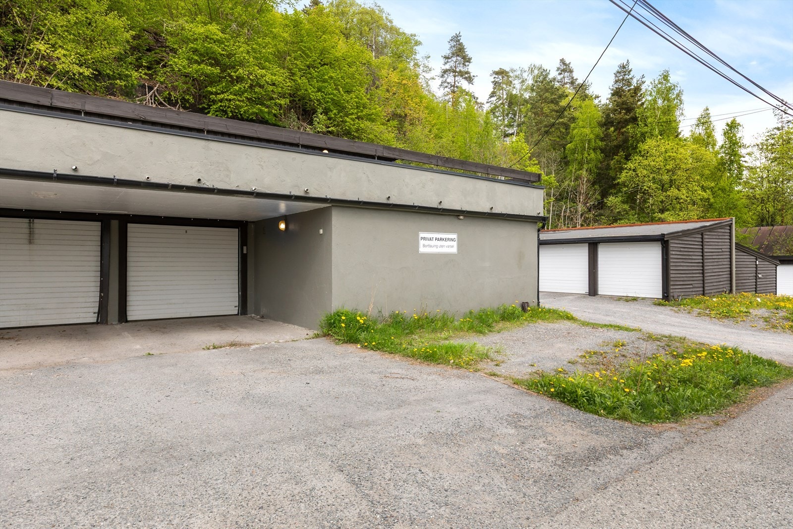 Det medfølger garasjeplass på Nesøya med to biloppstillingsplasser utenfor. Det er mulighet for parkering av totalt 3 biler i rekke. Galleribilde