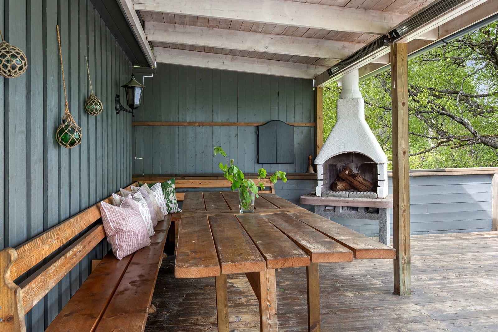 Fra stuen i hytta er det adkomst til en nordøst-vendt terrasse med utepeis. Galleribilde