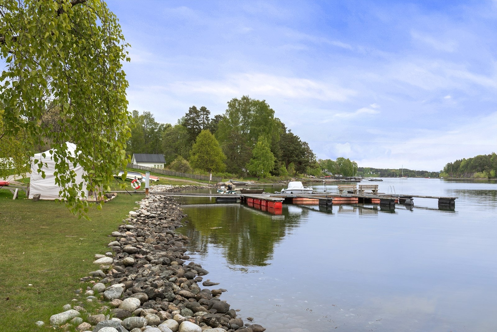 Boligen er tilknyttet velforeningen og Søndre Brønnøya båtforening. Det følger av tinglyst servitutt fra 1945 at man har rett til båtfeste gjennom vellet. Årsgebyr for båtplass er ca kr 2 000,-. Galleribilde