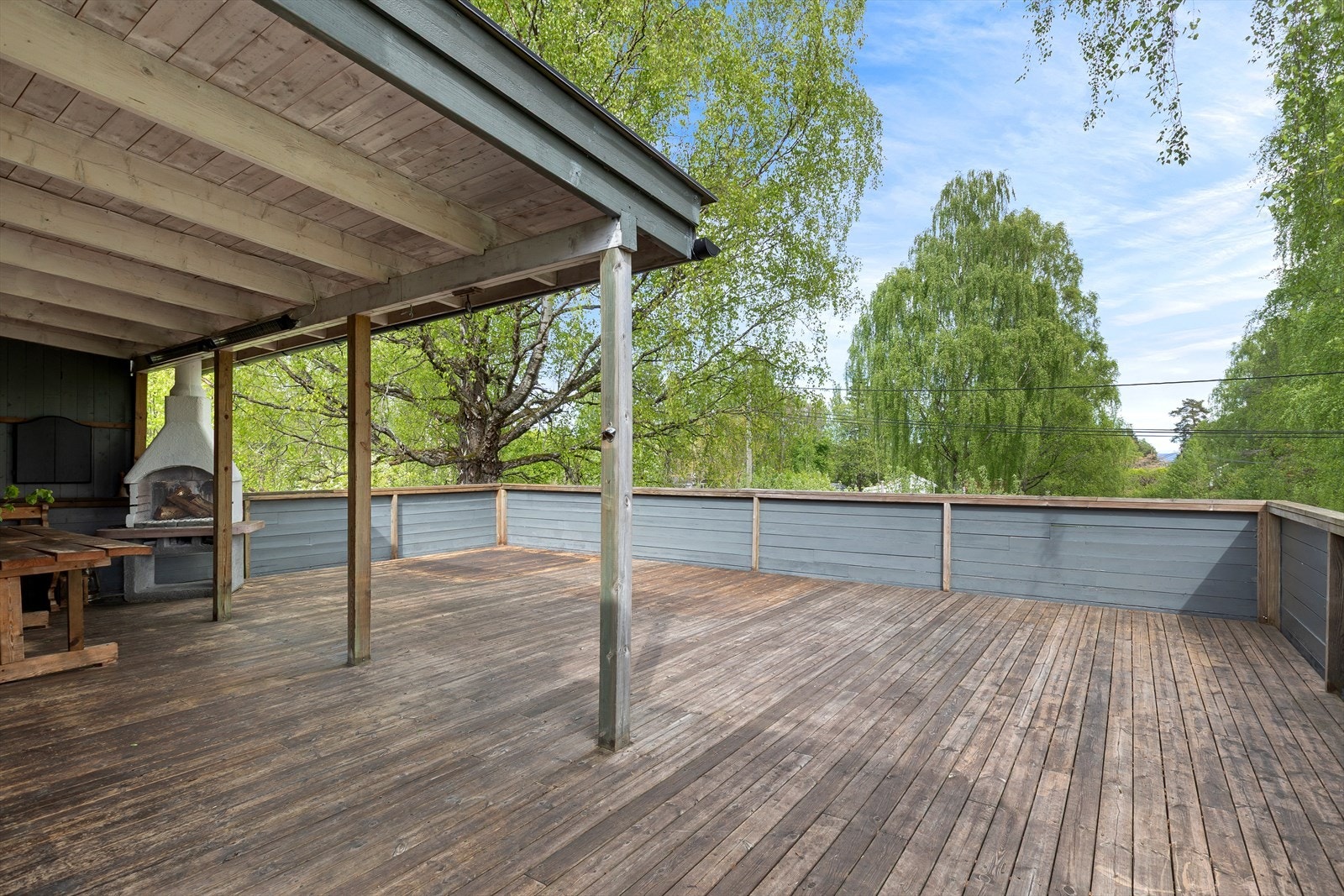 Til informasjon må deler av eksisterende terrasse mot øst rives. Terrasse godkjennes hos kommunen til 25 kvm, og øvrige deler skal rives fram til plassering av utepeis. Se salgsoppgaven. Galleribilde