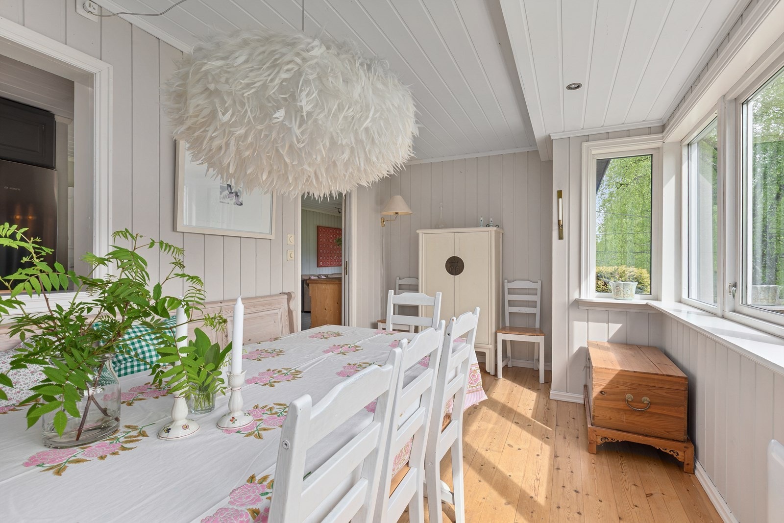 Her er det god plass til langbord, noe som gjør rommet godt egnet for både hverdagsbruk og sosiale sammenkomster. Galleribilde