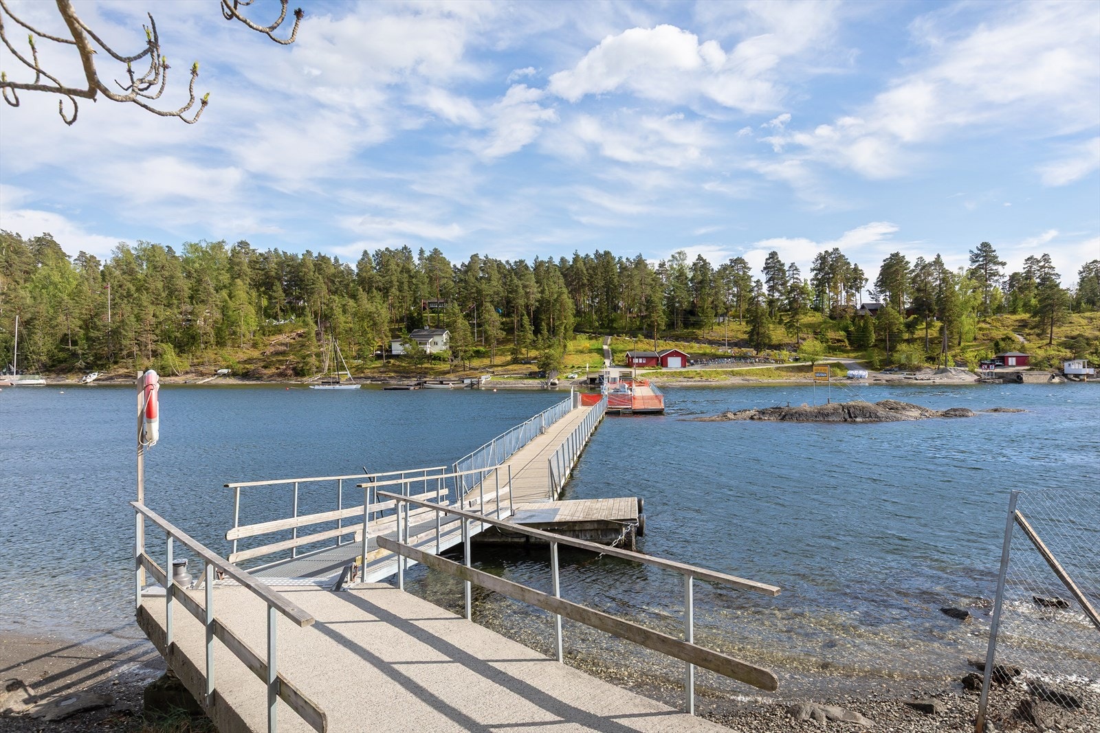 Brønnøya er bilfritt og mange benytter sykkel som fremkomstmiddel. Det er kabelferge og bro fra Nesøya avhengig av årstid. Galleribilde