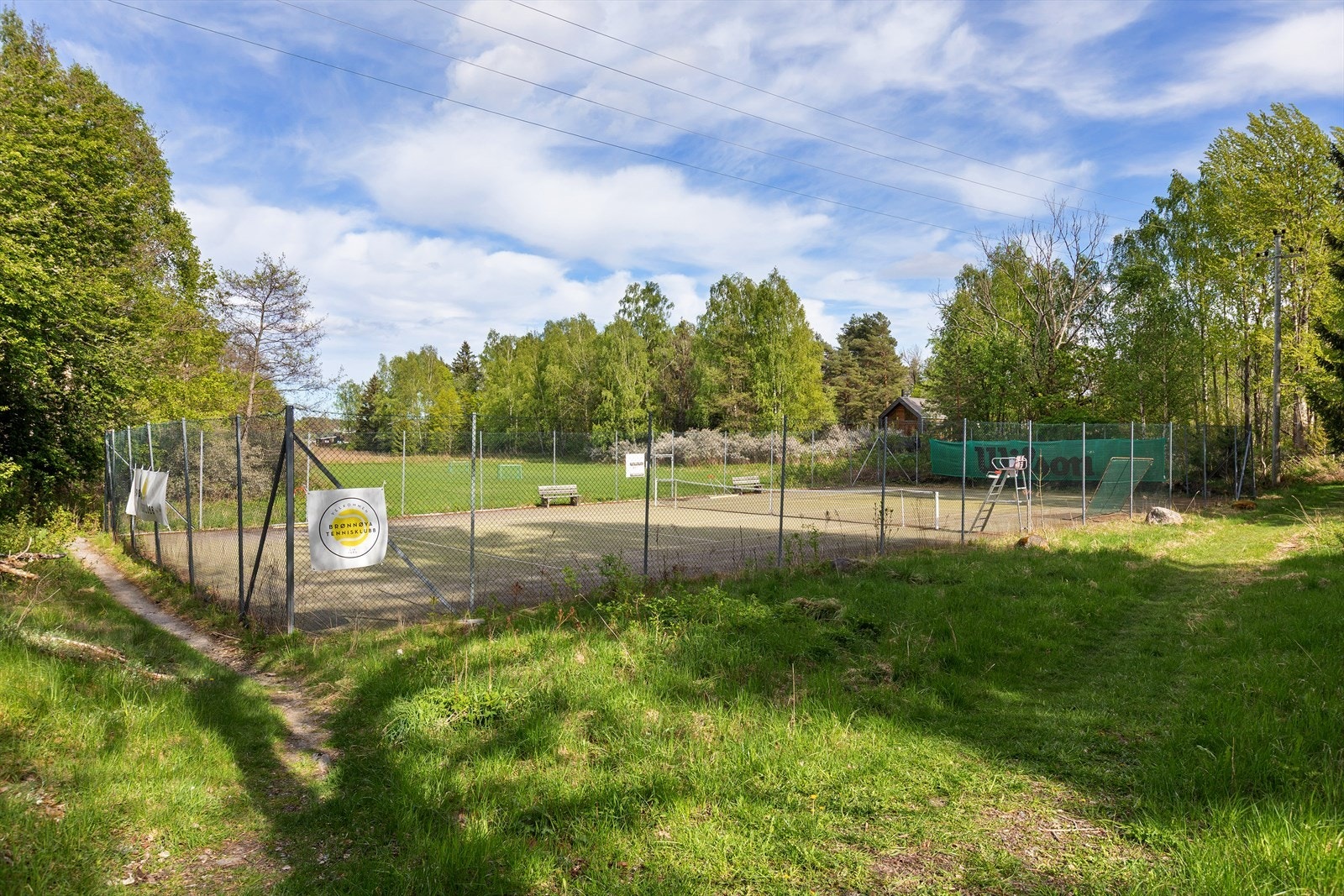 Det er i tillegg mulighet til å være medlem av Brønnøya Tennisklubb. Medlemskap koster rundt kr 150,- pr år. Det er litt over 30 medlemmer. Galleribilde
