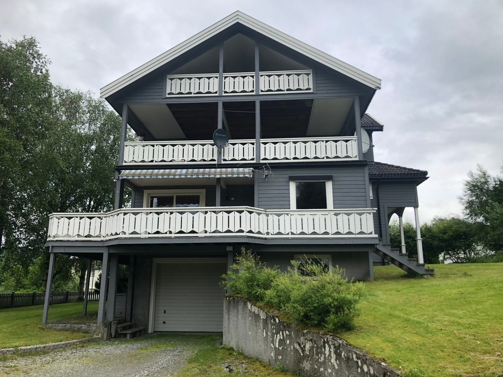 Selgers private fasadebilder. Galleribilde