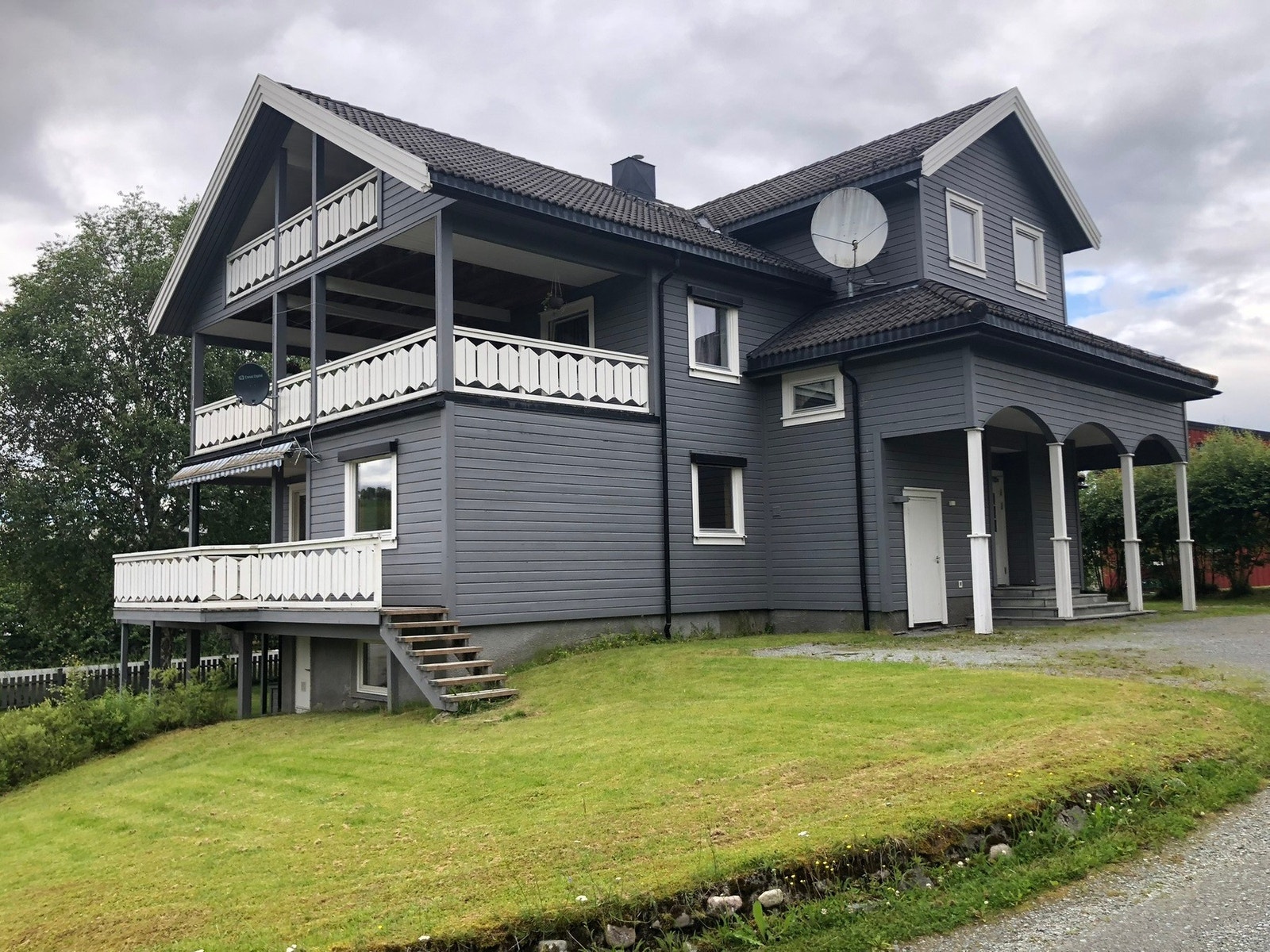 Her får du en innholdsrik bolig over 3 etasjer - hver med egen inngang, separate strømmålere og sikringsskap, noe som gir fleksible løsninger for utleie eller flergenerasjonsbruk. Galleribilde