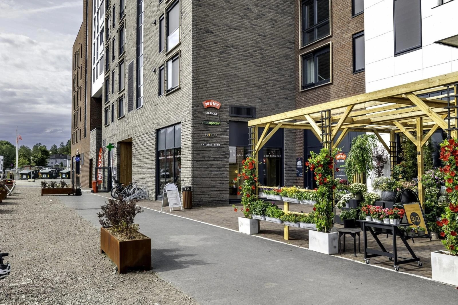 Stor Menybutikk i Frysjaparken med et bredt utvalg av varer. Her ligger det også Floriss blomsterbutikk Galleribilde