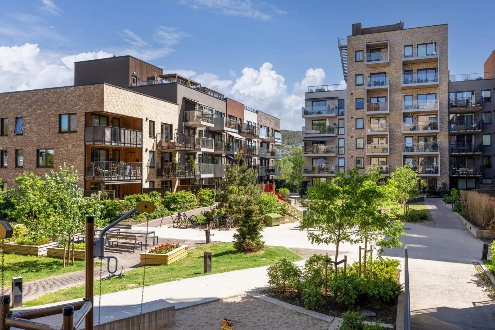 Pent opparbeidet og parkmessig gårdsrom Galleribilde