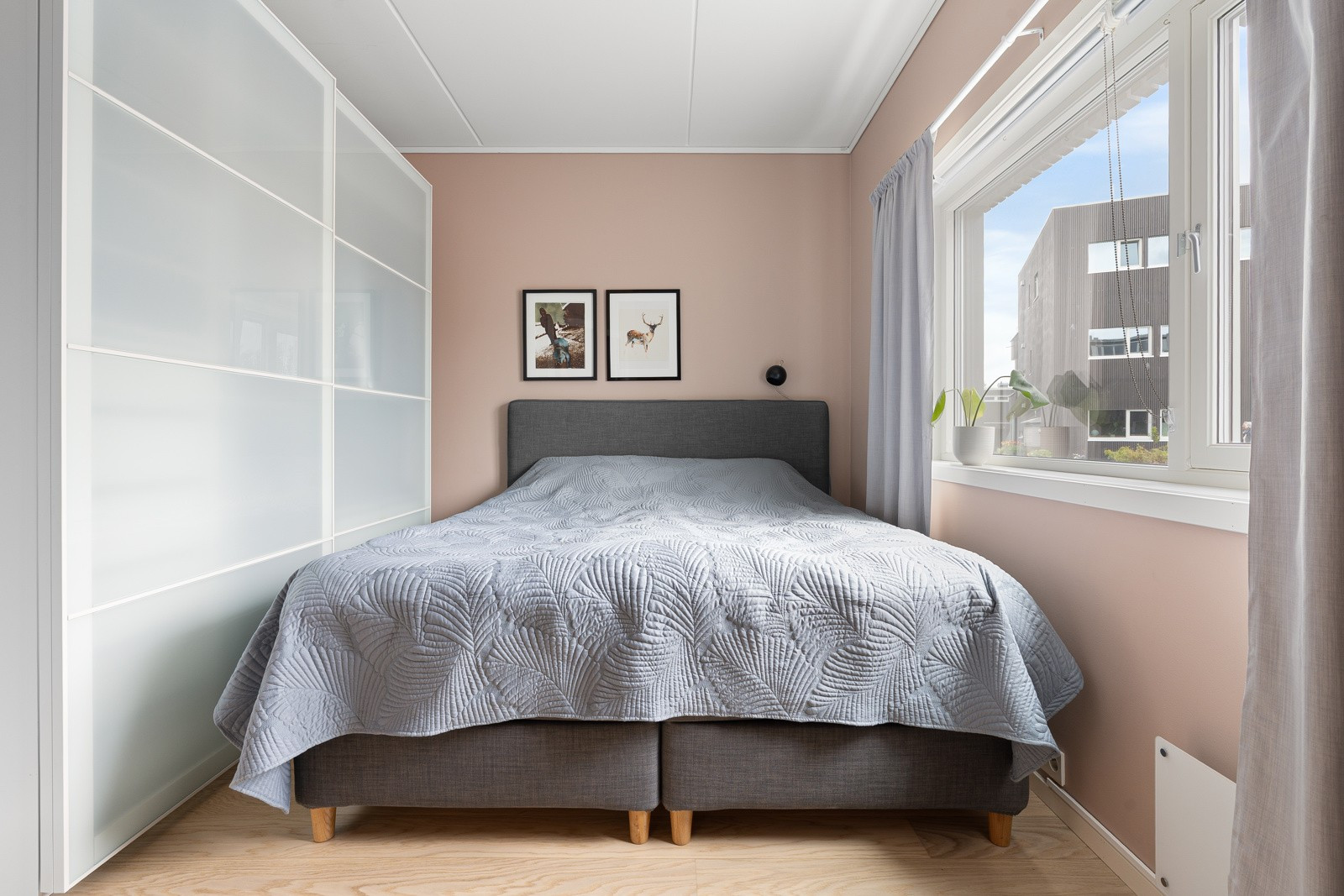 Stor skyvedørsgarderobe som bidrar til mye oppbevaringsplass.