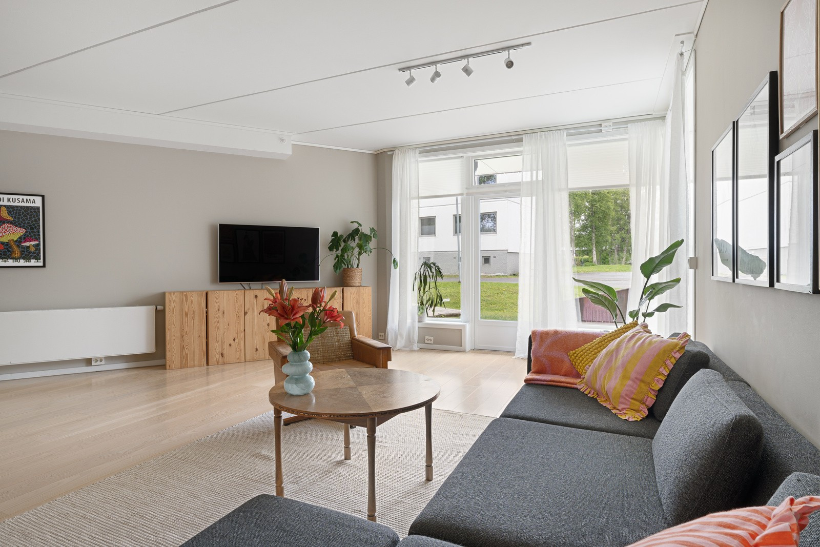 Leiligheten er fra 2017 og framstår gjennomgående moderne og godt tatt vare på.
