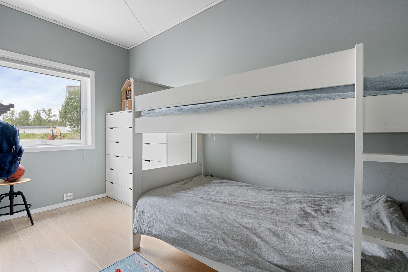 Boligens tredje soverom passer utmerket som barnerom, gjesterom, walk-in eller hjemmekontor - Alt etter behov.