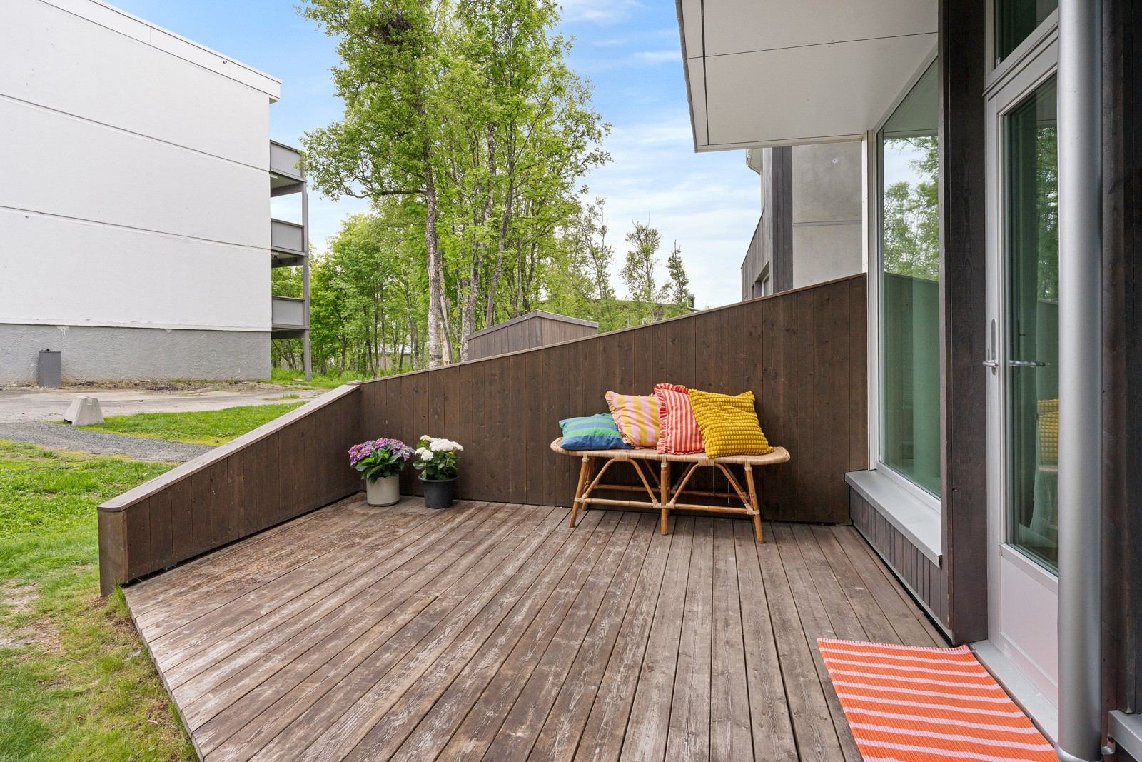 Stor markterrasse med meget gode solforhold. Et perfekt sted å nyte finværsdagene i Tromsø!