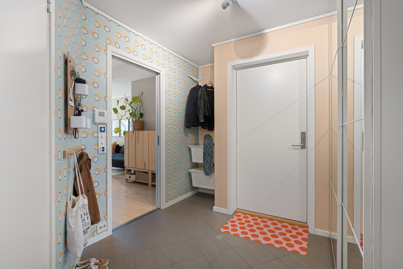 Velkommen inn - Her er det skyvedørsgarderobe med plass for både sko og yttertøy.