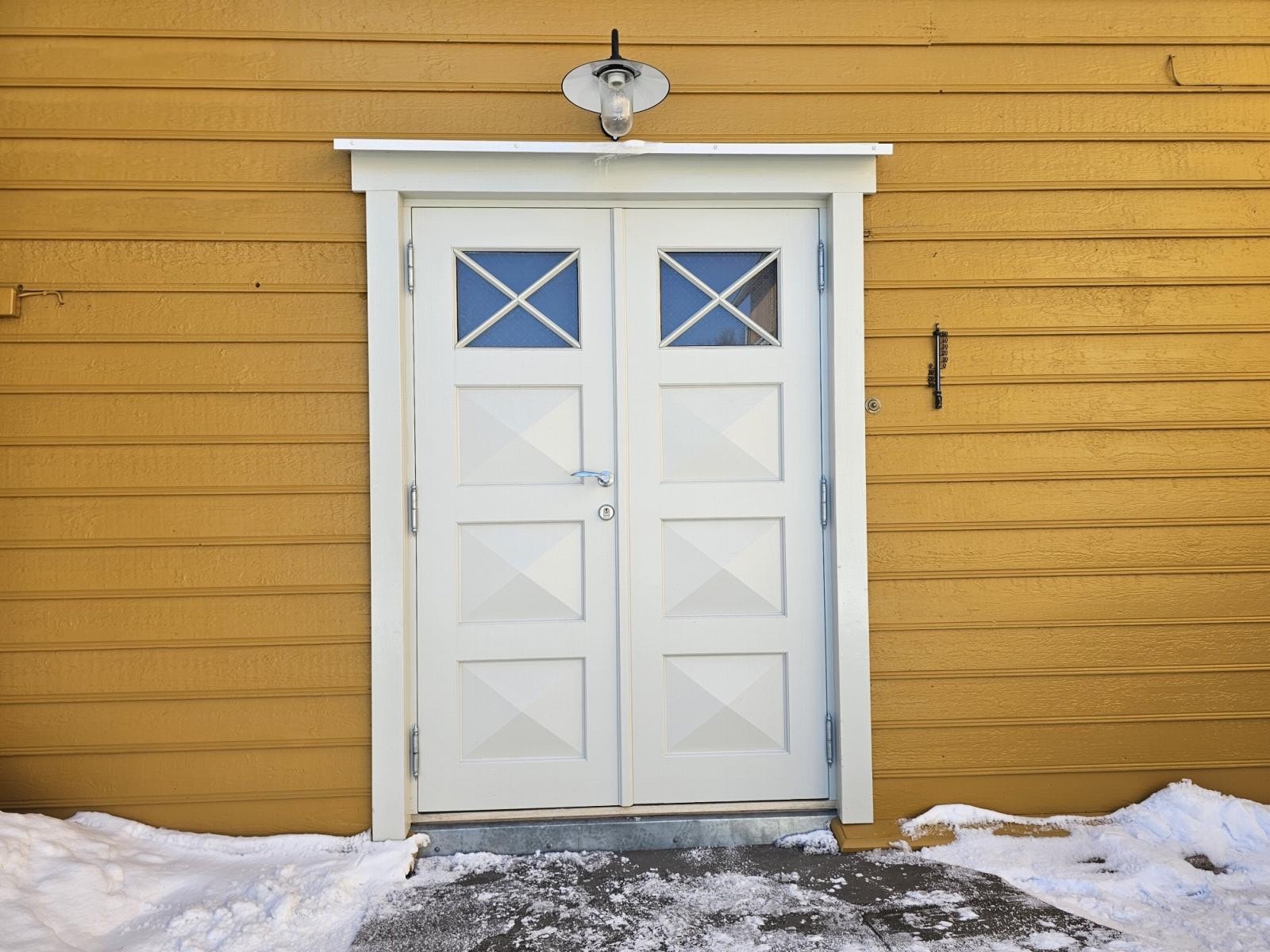 Inngangsdøren til hovedhuset er spesiallaget til Bekolagården Galleribilde