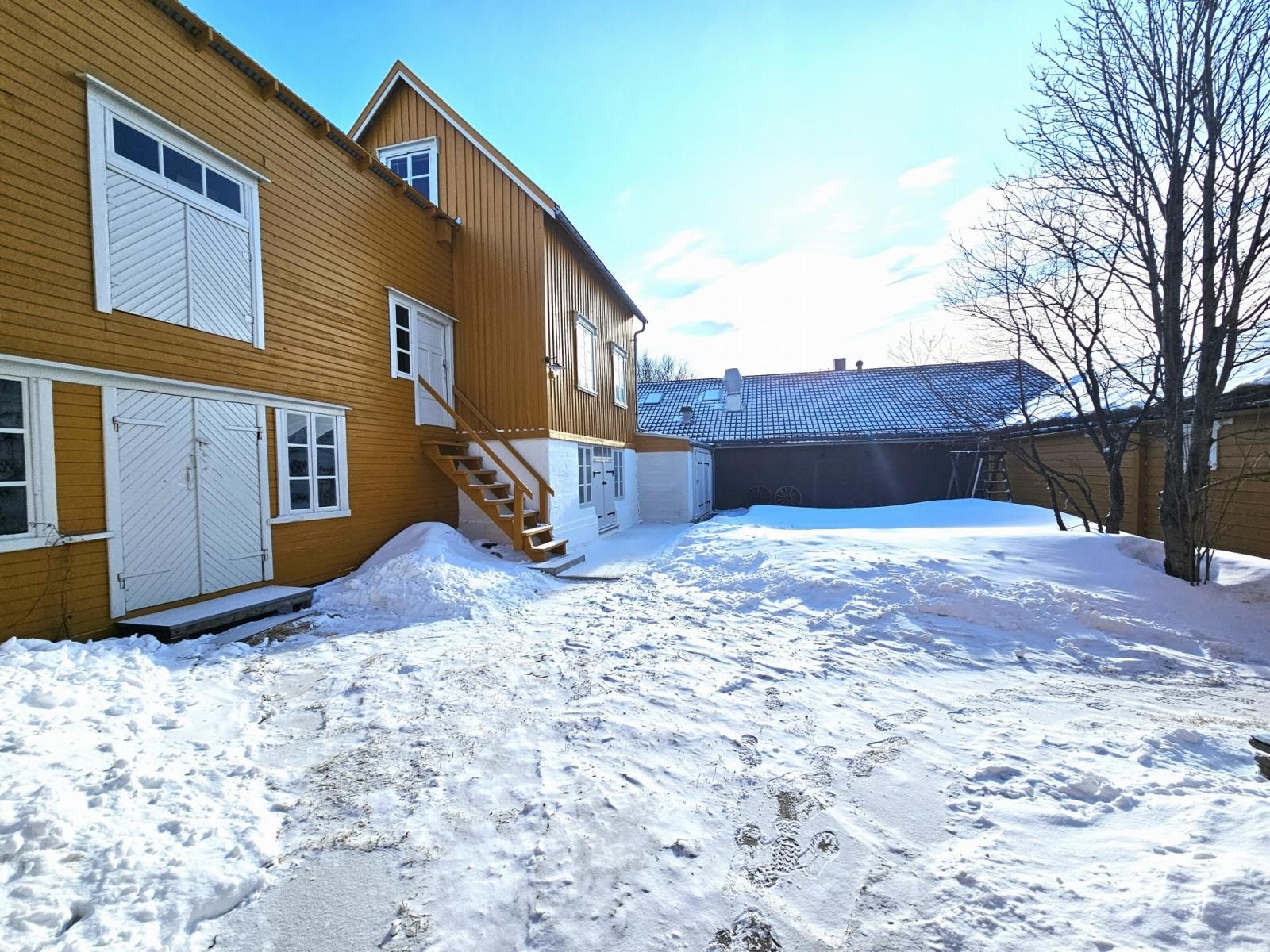 Gården består av hovedhus, vedbod, lagerbygning, fjøs med låve og garasje Galleribilde