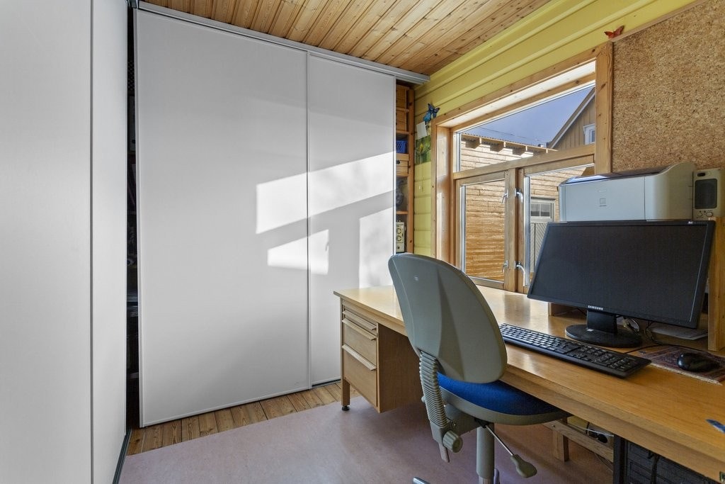 Kontor/soverom i 2. etg. med skyvedørsgarderober Galleribilde