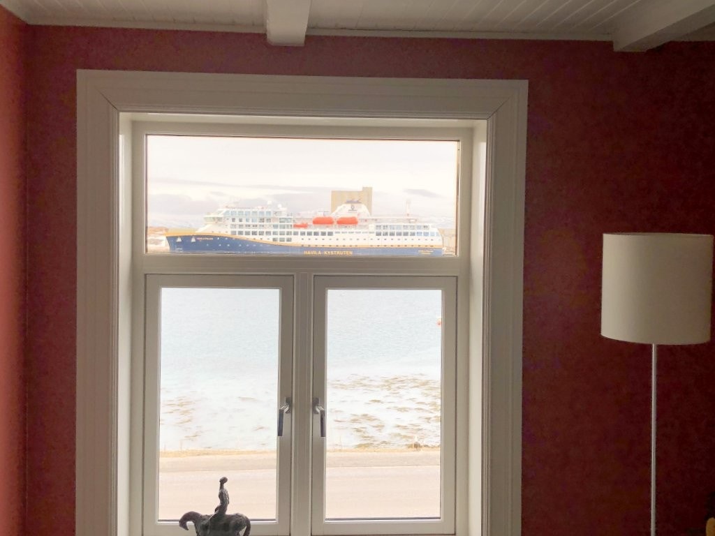 Fra spisestua/stue 1 kan du nyte morrakaffen og Hurtigrutas ankomst Galleribilde
