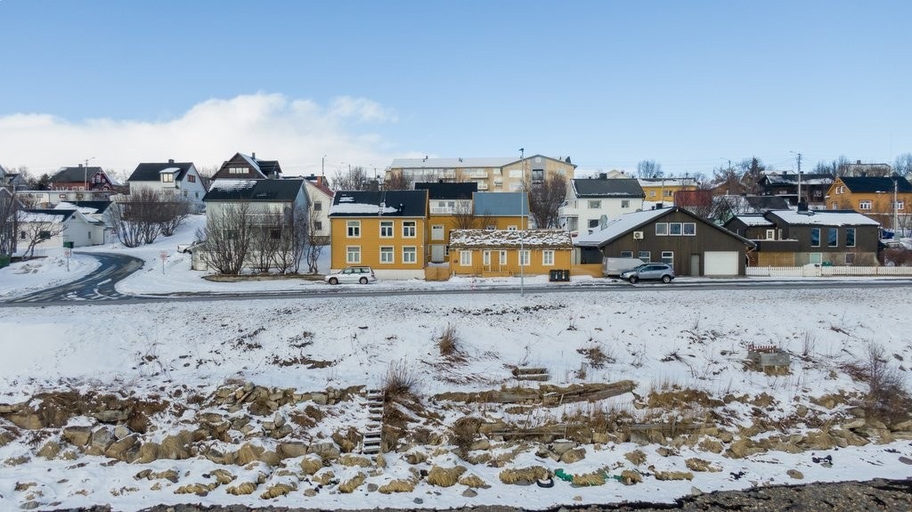 Eiendommen sett fra havna. "Russebakeriet" (til høyre i bildet) følger ikke med ved salget Galleribilde