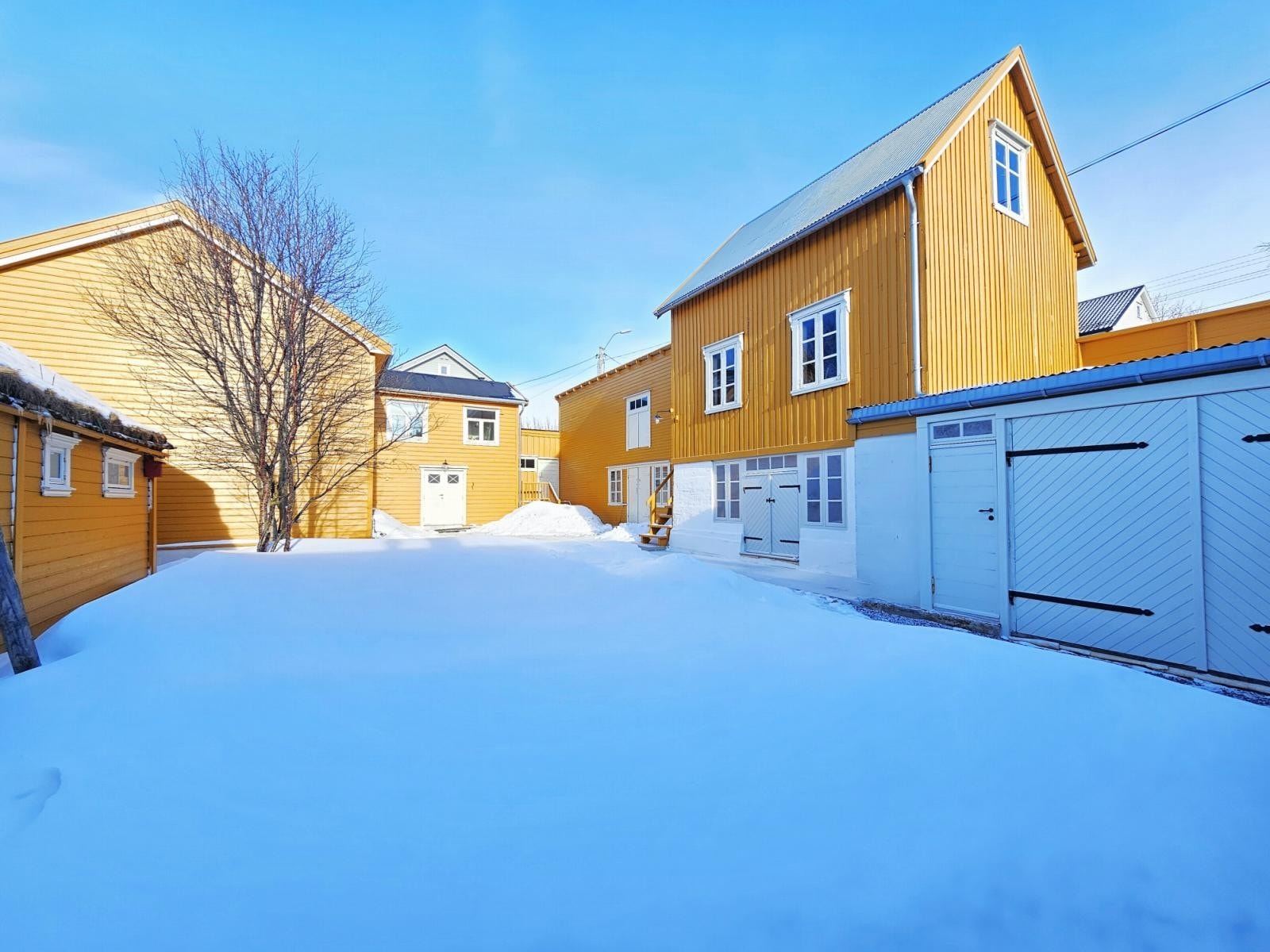 ....... og så kommer du til dette skjermede og flotte gårdstunet Galleribilde