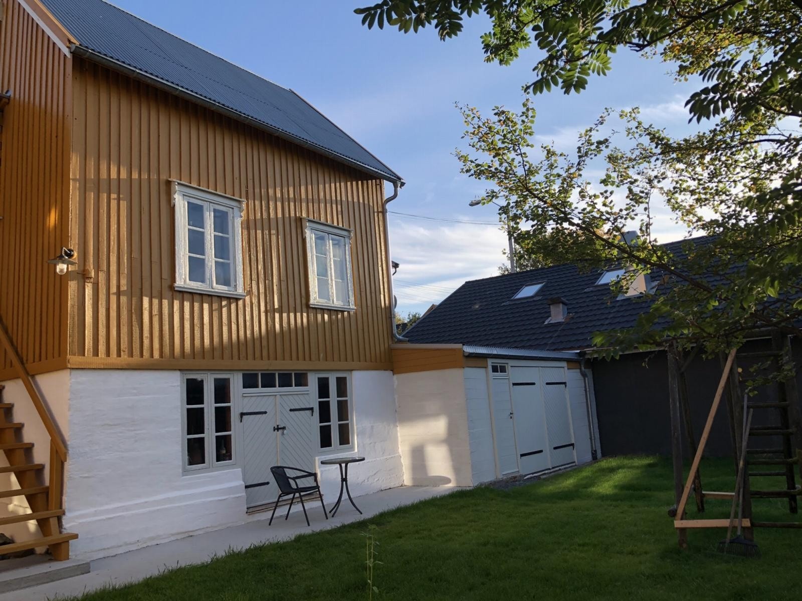 Det skjermede gårdstunet er lunt og varmt også på en sommerdag i Varanger Galleribilde