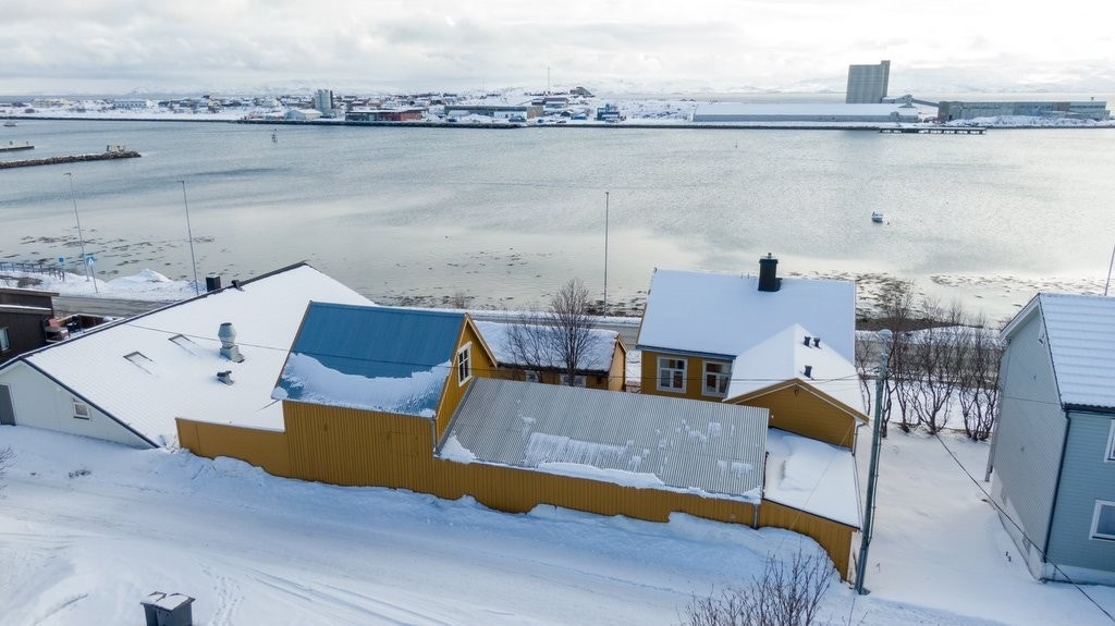 Gården sett mot havna Galleribilde