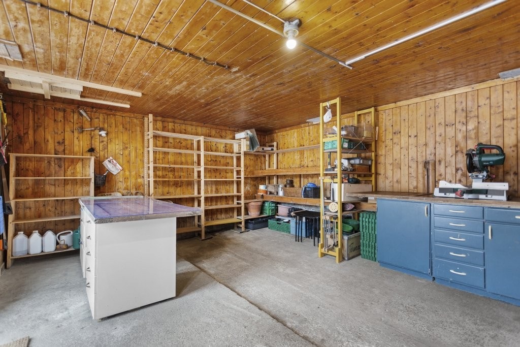Den gamle fjøsen brukes i dag som verksted Galleribilde