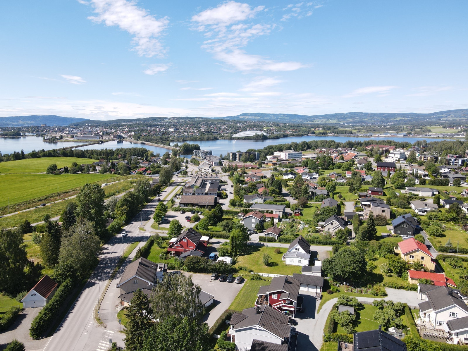 Dronefoto mot Hamar. På vegen passeres butikker, Vikasenteret, Stangebrua og Vikingskipet Galleribilde